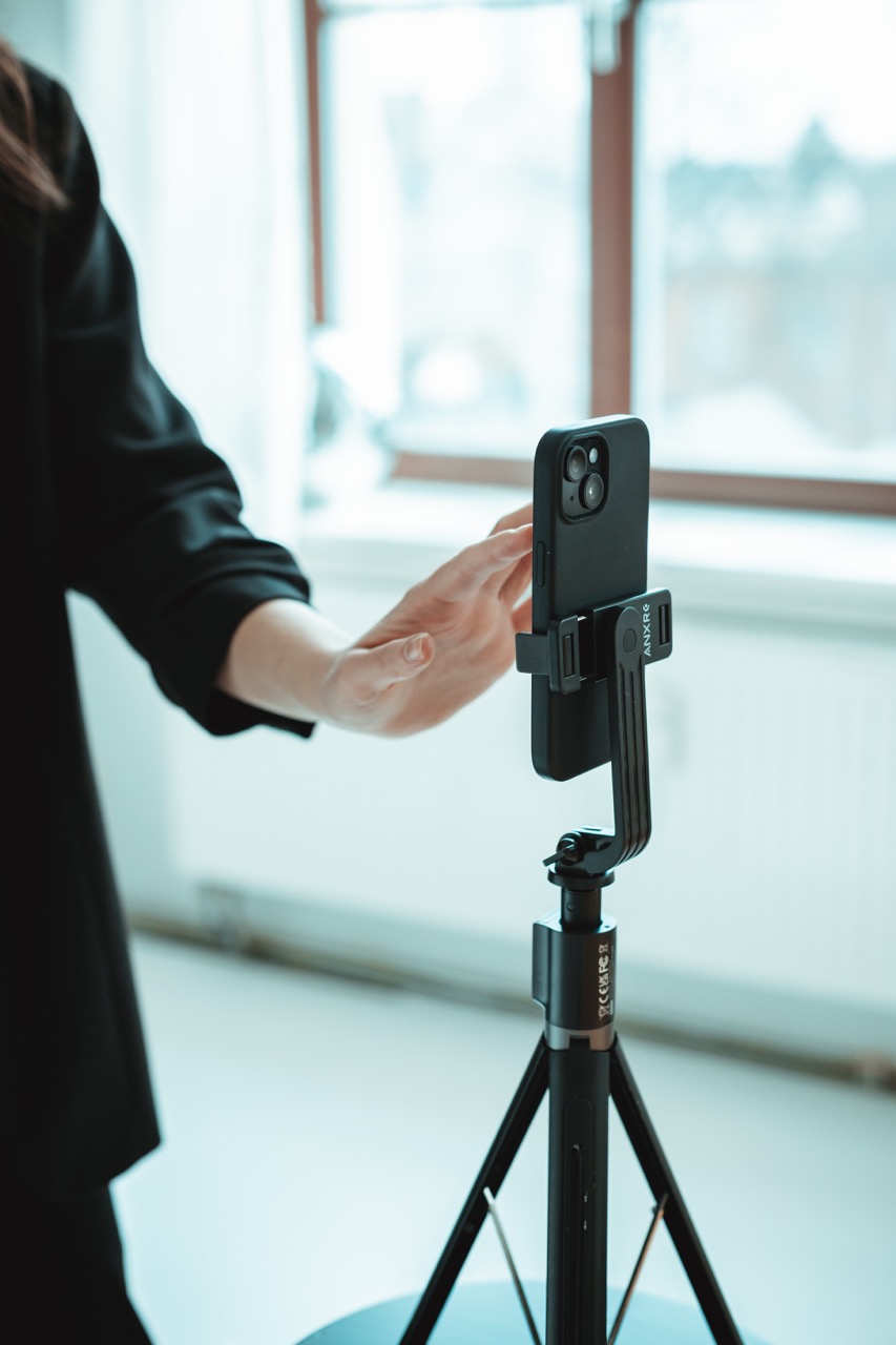 Handy wird mit der Hand berührt
